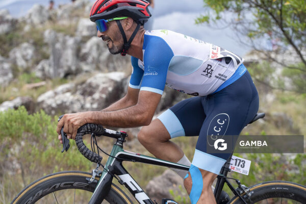 Emiliano Umpiérrez (Elite), de CC Carmelo; 54ª edición de Rutas de América. Salto del Penitente.