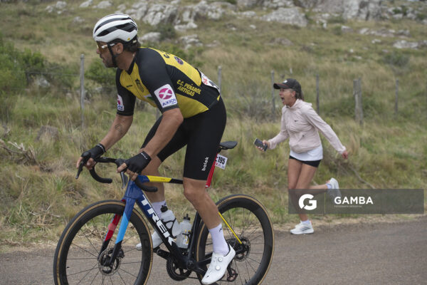 Andrés Laporta (Elite), de CC Peñarol de Artigas; 54ª edición de Rutas de América. Salto del Penitente.