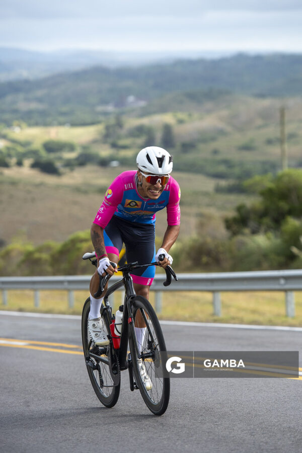 Mateo Mascaraña (Elite), de Club Alas Rojas de Santa Lucía; 54ª edición de Rutas de América. Repecho Ramallo.