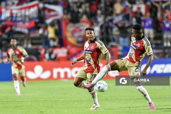 Leider Berrío y Esneyder Mena, de Independiente Medellín. Copa Conmebol Libertadores. Estadio Parque Alfredo V. Viera.