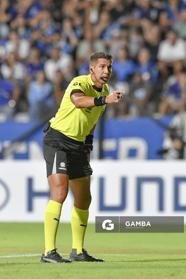 Bruno Arleu, árbitro central, Copa Conmebol Libertadores. Estadio Parque Alfredo V. Viera.