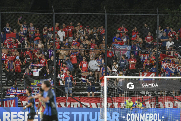 Hinchas de Independiente Medellín. Copa Conmebol Libertadores. Estadio Parque Alfredo V. Viera.