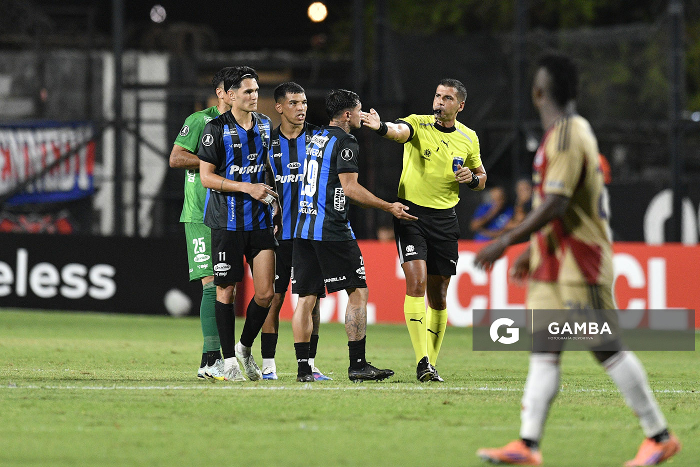 Bruno Arleu, árbitro central, Copa Conmebol Libertadores. Estadio Parque Alfredo V. Viera.