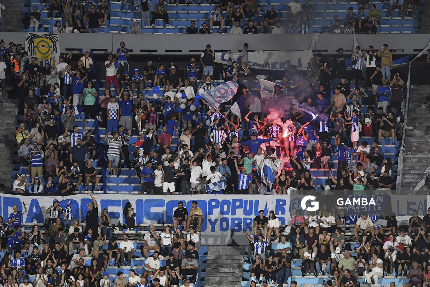 Hinchas de Juventud. Copa Conmebol Libertadores. Estadio Centenario.