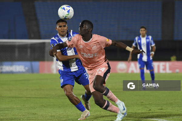Eric Valencia, de Universidad Católica, Copa Conmebol Libertadores. Estadio Centenario.