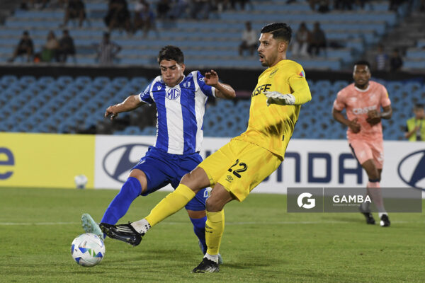 Renzo Sánchez, de Juventud, Copa Conmebol Libertadores. Estadio Centenario.