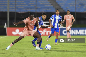 Eric Valencia, de Universidad Católica, Copa Conmebol Libertadores. Estadio Centenario.