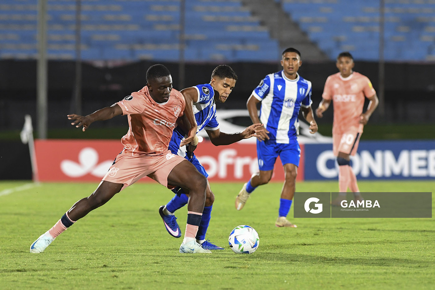 Eric Valencia, de Universidad Católica, Copa Conmebol Libertadores. Estadio Centenario.
