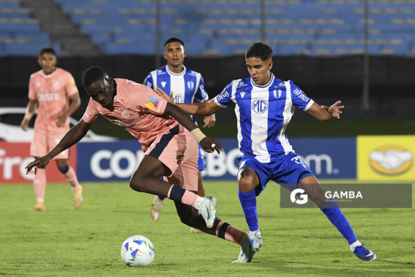 Eric Valencia, de Universidad Católica, Copa Conmebol Libertadores. Estadio Centenario.