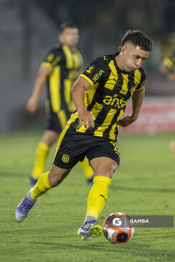 Leonardo Fernández, de Peñarol, Liga AUF Uruguaya 2026 «Juan Carlos De Lima». Estadio Domingo Burgueño.