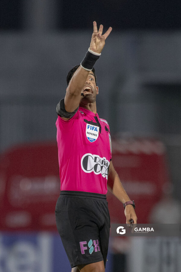 Leodan González, árbitro central, Liga AUF Uruguaya 2026 «Juan Carlos De Lima». Estadio Domingo Burgueño.