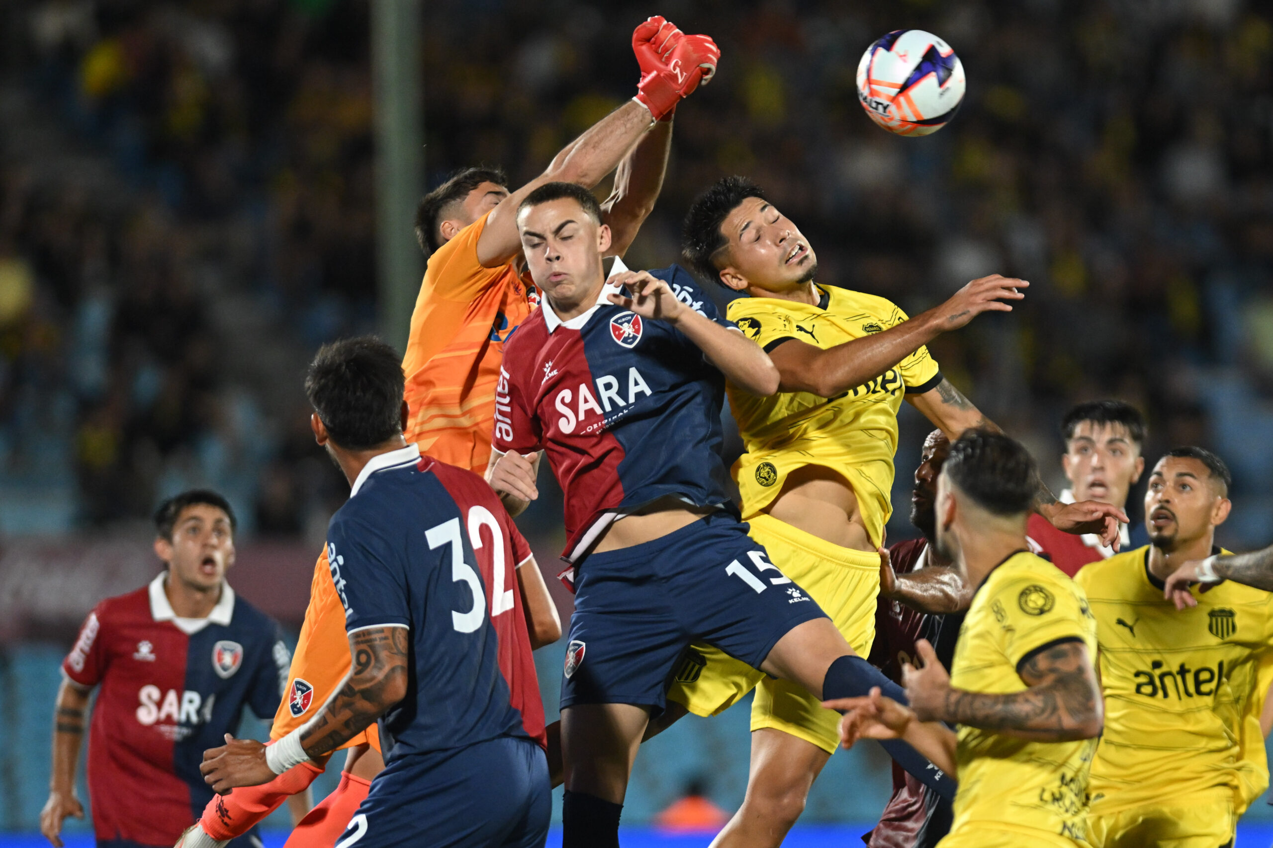 Albion 0 - Peñarol 1. F6AP26.