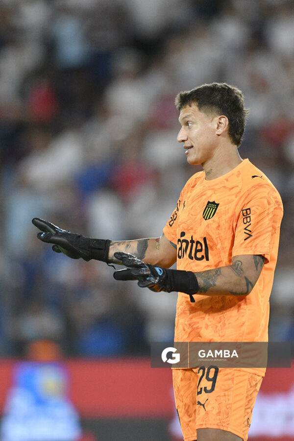Washington Aguerre, golero de Peñarol, Liga AUF Uruguaya 2026. Estadio Gran Parque Central.