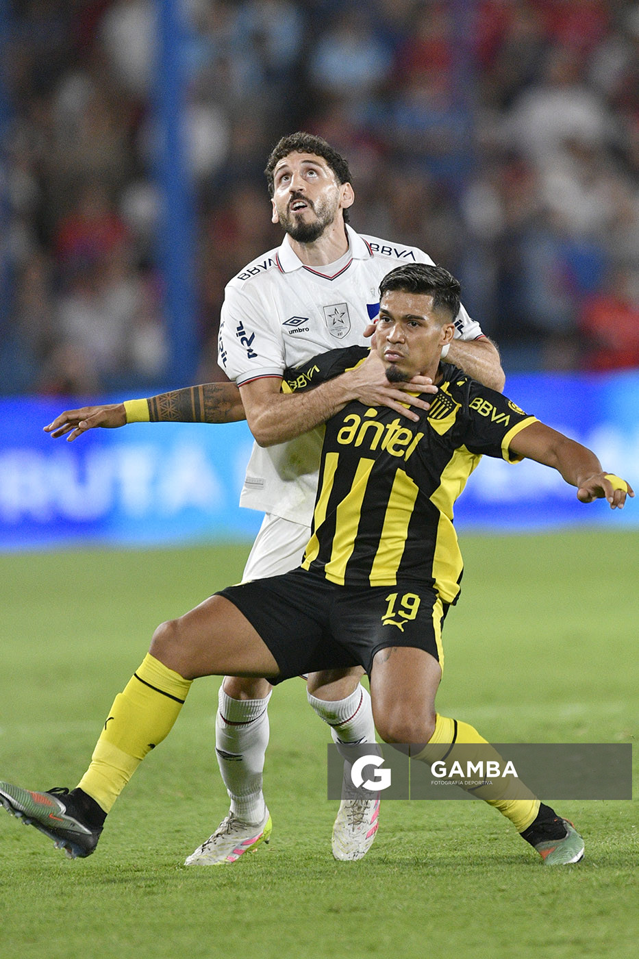 Agustín Rogel, de Nacional. Matías Arezo, de Peñarol. Liga AUF Uruguaya 2026. Estadio Gran Parque Central.