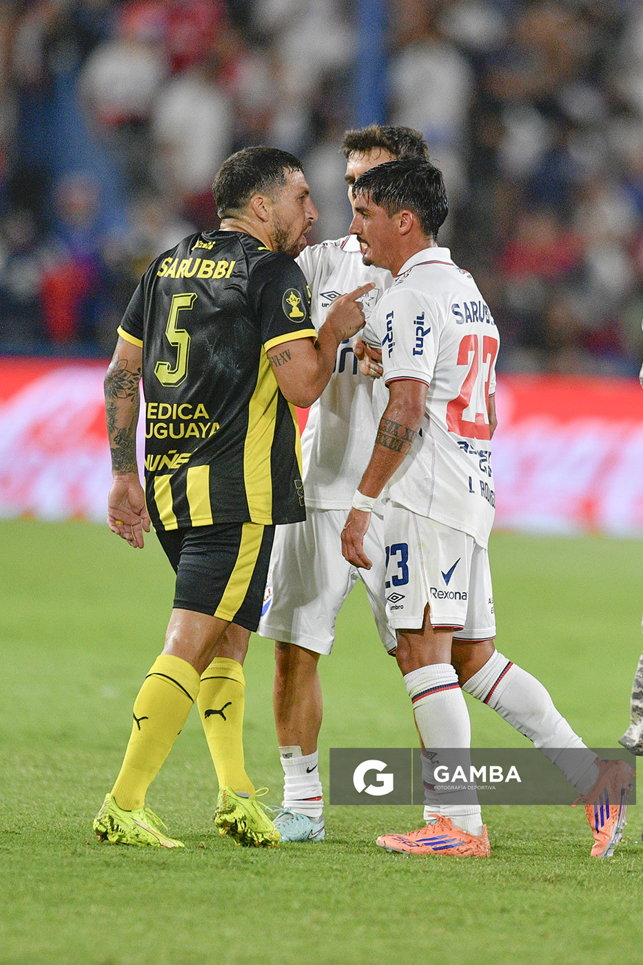 Eric Remedi, de Peñarol. Lucas Rodríguez, de Nacional. Liga AUF Uruguaya 2026. Estadio Gran Parque Central.
