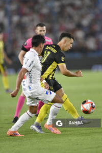 Leonardo Fernández, de Peñarol, Liga AUF Uruguaya 2026. Estadio Gran Parque Central.