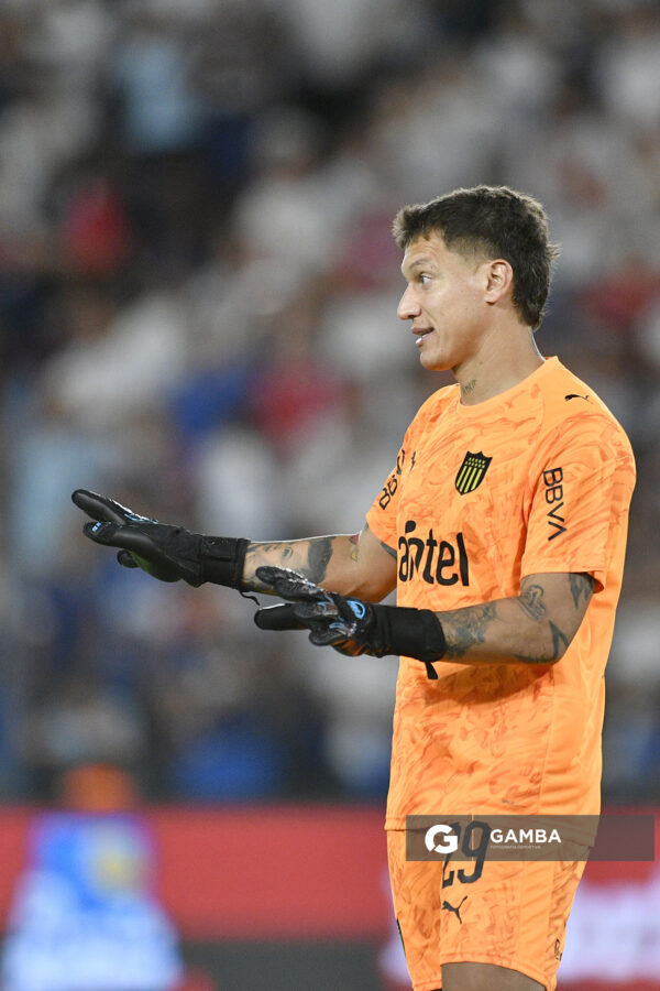 Washington Aguerre, golero de Peñarol, Liga AUF Uruguaya 2026. Estadio Gran Parque Central.