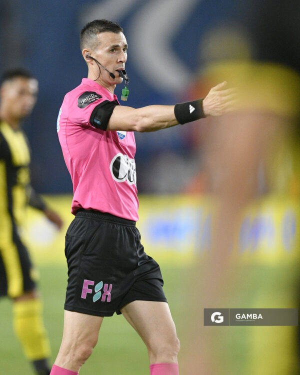 Andrés Matonte, árbitro central, Liga AUF Uruguaya 2026. Estadio Gran Parque Central.