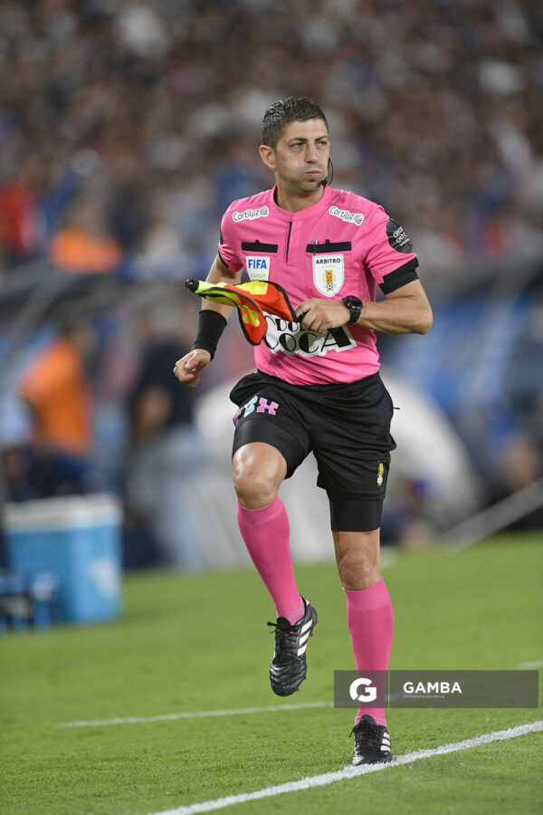 Agustín Berisso, primer árbitro asistente, Liga AUF Uruguaya 2026. Estadio Gran Parque Central.