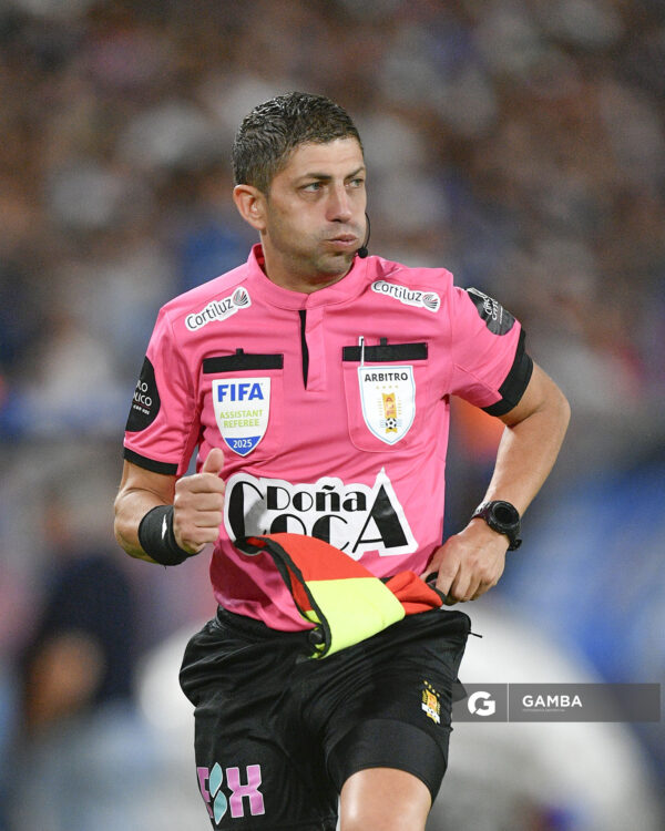 Agustín Berisso, primer árbitro asistente, Liga AUF Uruguaya 2026. Estadio Gran Parque Central.