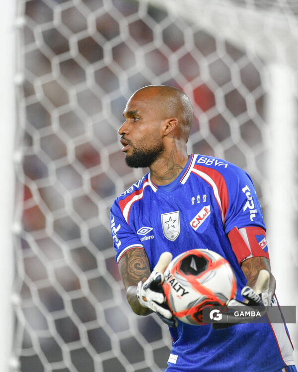 Luis Mejía, golero de Nacional, Liga AUF Uruguaya 2026. Estadio Gran Parque Central.