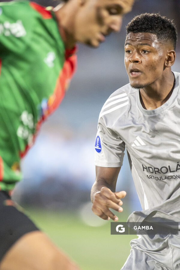 Yuri Oyarzo, de Racing, Copa Conmebol Sudamericana. Estadio Centenario.