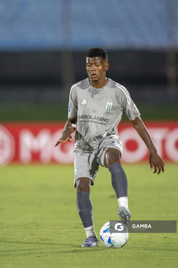 Yuri Oyarzo, de Racing, Copa Conmebol Sudamericana. Estadio Centenario.