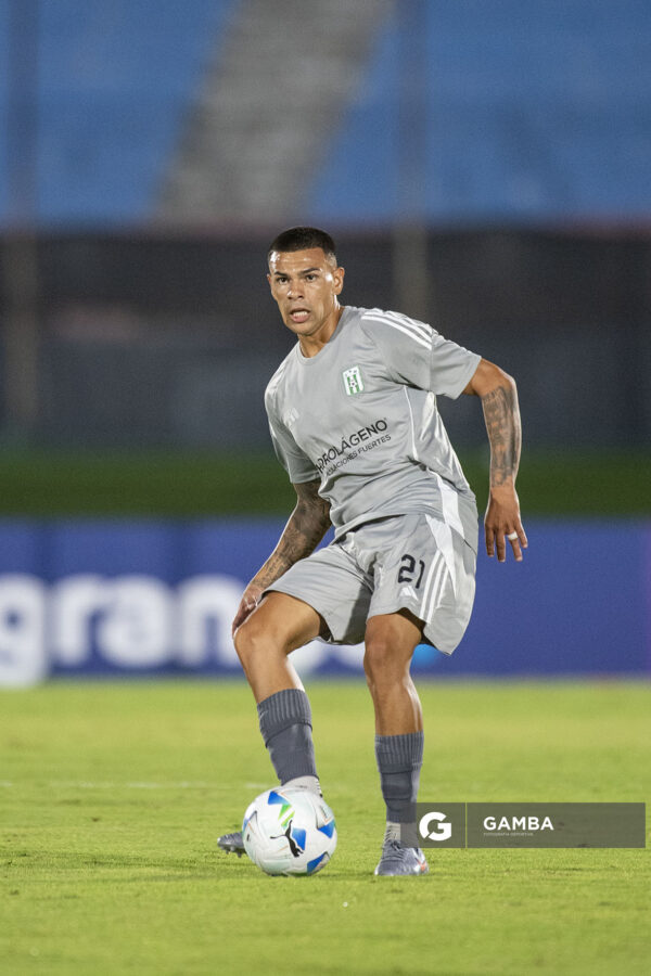 Agustín Álvarez Wallace, de Racing, Copa Conmebol Sudamericana. Estadio Centenario.