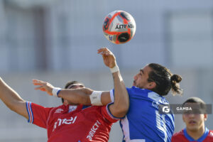 Maximiliano Gómez, de Nacional. Martín Cáceres, de Juventud. Liga AUF Uruguaya 2026. Estadio Parque Artigas.