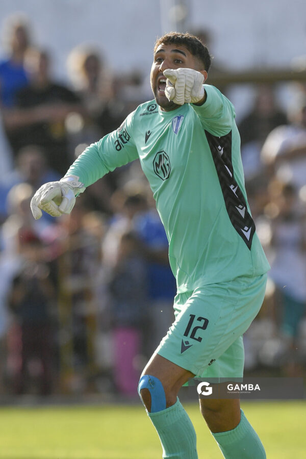 Nicolás Rossi, golero de Juventud, Liga AUF Uruguaya 2026. Estadio Parque Artigas.