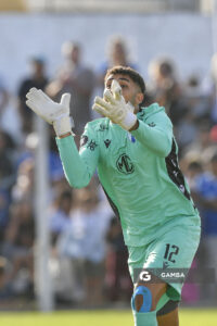 Nicolás Rossi, golero de Juventud, Liga AUF Uruguaya 2026. Estadio Parque Artigas.