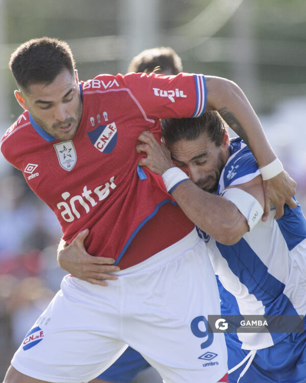 Maximiliano Gómez, de Nacional. Martín Cáceres, de Juventud. Liga AUF Uruguaya 2026. Estadio Parque Artigas.