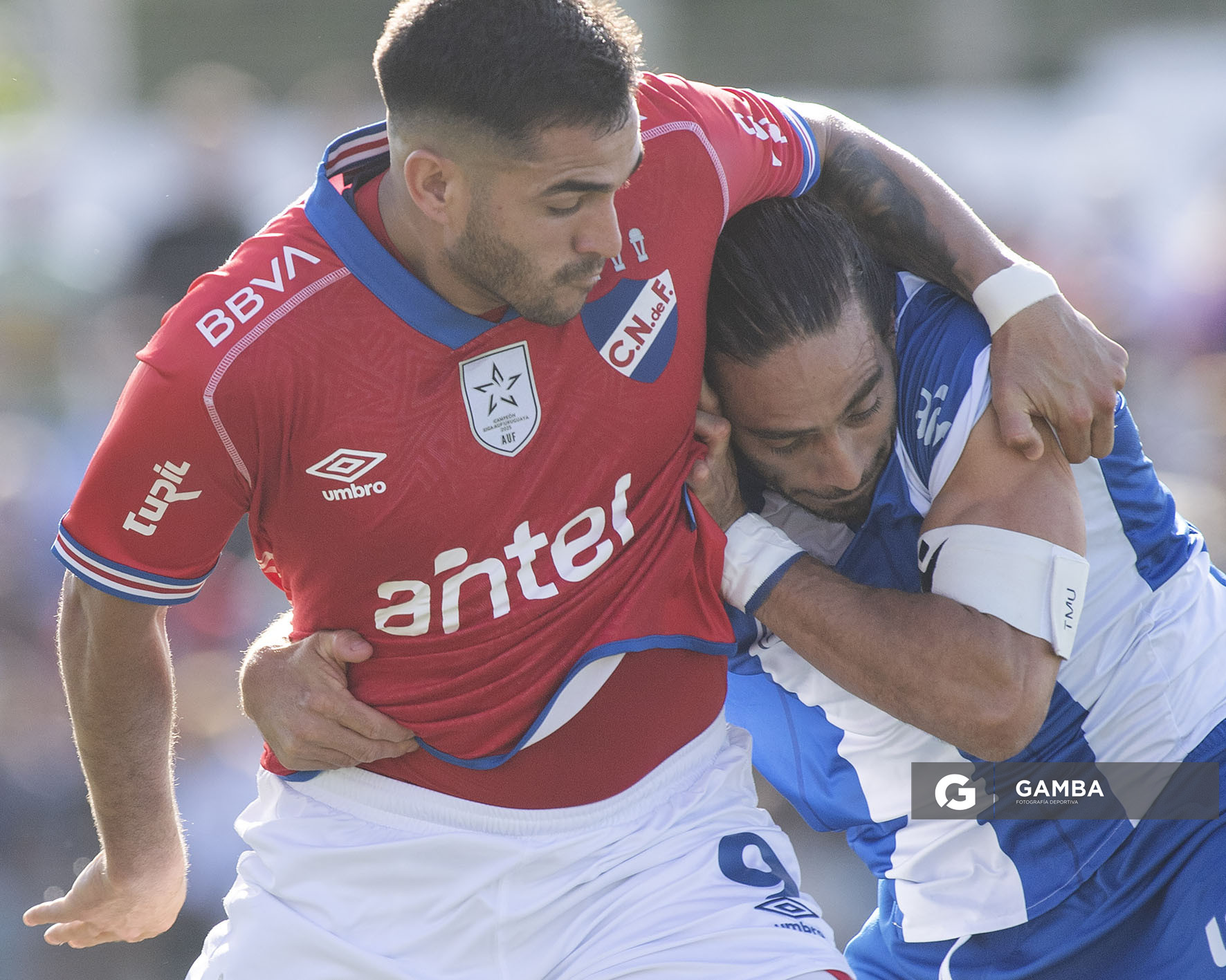 Maximiliano Gómez, de Nacional. Martín Cáceres, de Juventud. Liga AUF Uruguaya 2026. Estadio Parque Artigas.