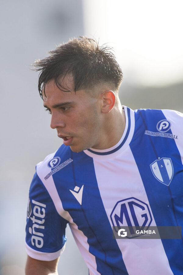 Alejo Cruz, de Juventud, Liga AUF Uruguaya 2026. Estadio Parque Artigas.