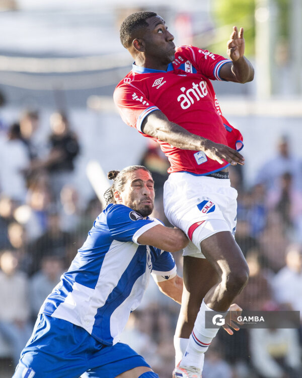 Martín Cáceres, de Juventud. Gonzalo Carneiro, de Nacional. Liga AUF Uruguaya 2026. Estadio Parque Artigas.