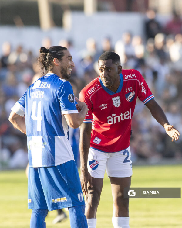 Martín Cáceres, de Juventud. Gonzalo Carneiro, de Nacional. Liga AUF Uruguaya 2026. Estadio Parque Artigas.