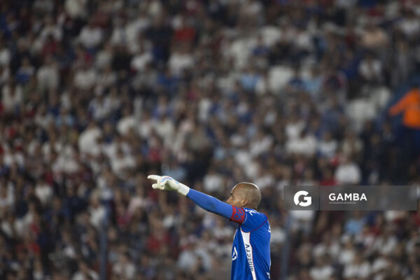 Luis Mejía, golero de Nacional, Liga AUF Uruguaya. Estadio Gran Parque Central.