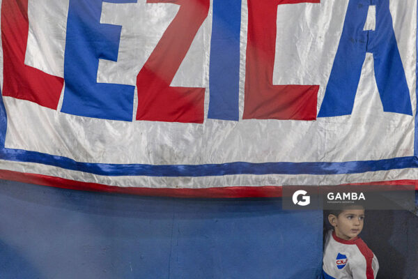 Hinchas de Nacional, Liga AUF Uruguaya. Estadio Gran Parque Central.