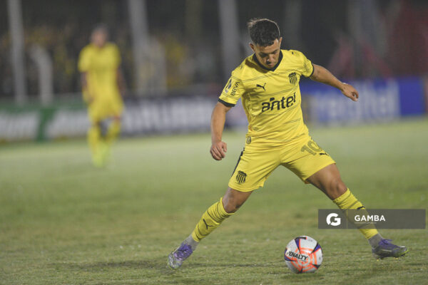 Leonardo Fernández, de Peñarol, Liga AUF Uruguaya. Estadio Campeones Olímpicos.