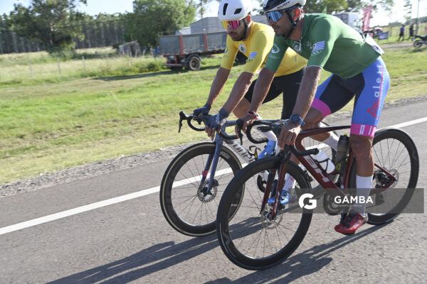 Lucas Gaday, de Dolores Cycles Club. Alejandro Quilci, de CC Alas Rojas de Santa Lucía. 81ª Vuelta Ciclista del Uruguay.