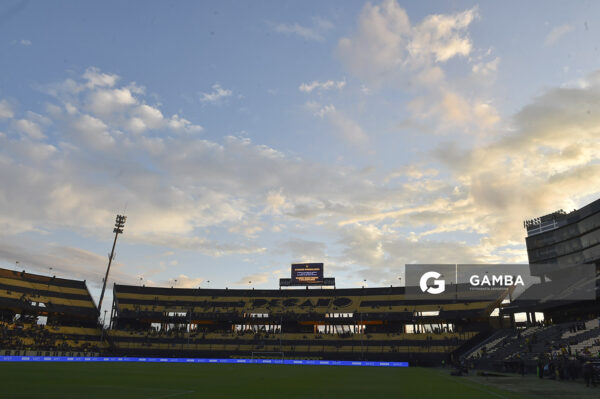 Hinchas de Peñarol. Liga AUF Uruguaya. Estadio Campeón del Siglo.
