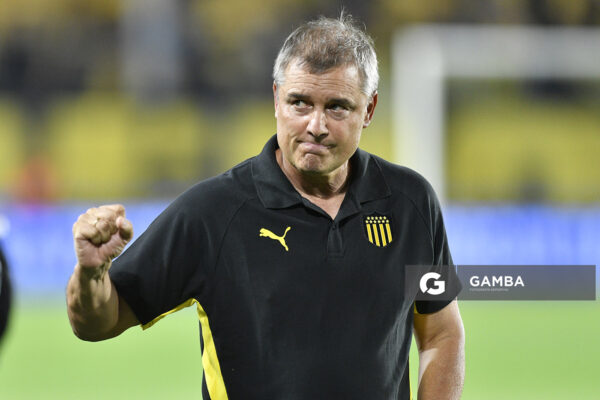 Diego Aguirre, director técnico de Peñarol, Liga AUF Uruguaya. Estadio Campeón del Siglo.