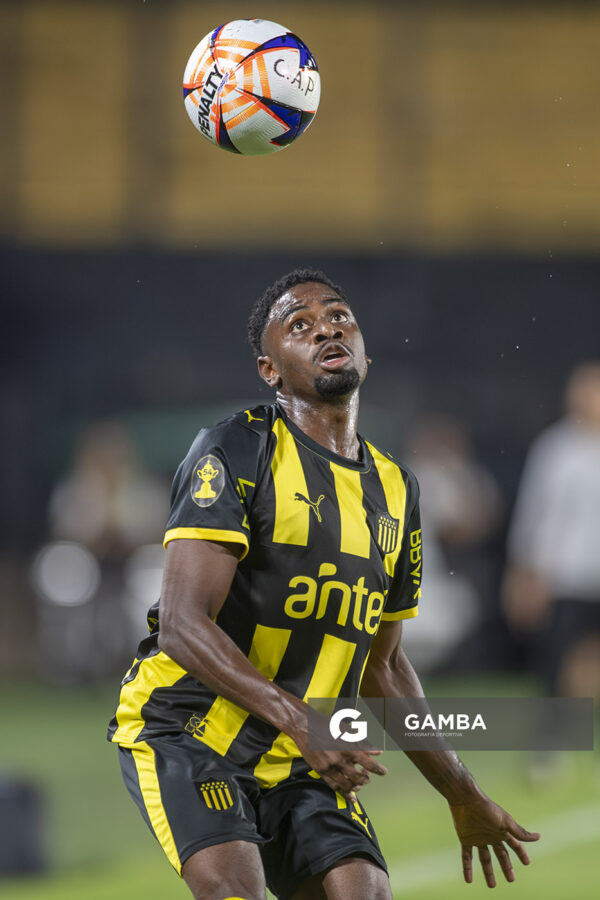 Luis Angulo, de Peñarol, Liga AUF Uruguaya. Estadio Campeón del Siglo.