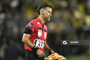 Andrés Nievas, primer árbitro asistente, Liga AUF Uruguaya. Estadio Campeón del Siglo.