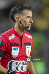 Andrés Nievas, primer árbitro asistente, Liga AUF Uruguaya. Estadio Campeón del Siglo.