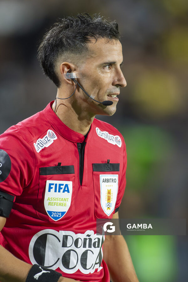 Andrés Nievas, primer árbitro asistente, Liga AUF Uruguaya. Estadio Campeón del Siglo.