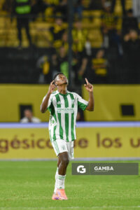 Yuri Oyarzo, de Racing, Liga AUF Uruguaya. Estadio Campeón del Siglo.