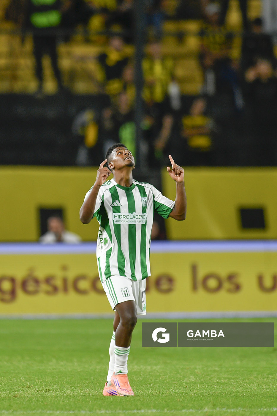 Yuri Oyarzo, de Racing, Liga AUF Uruguaya. Estadio Campeón del Siglo.