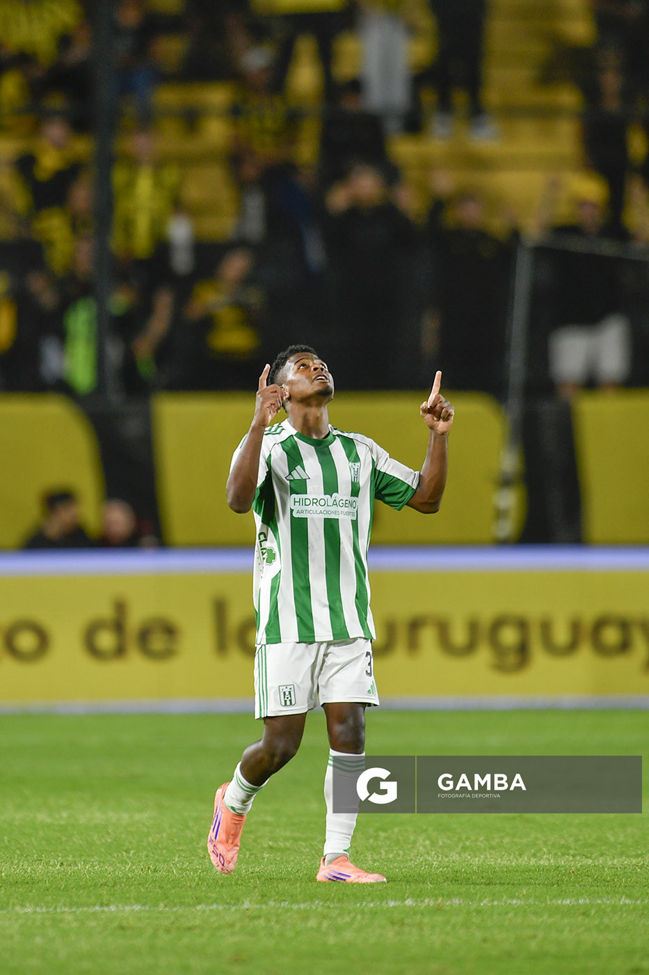 Yuri Oyarzo, de Racing, Liga AUF Uruguaya. Estadio Campeón del Siglo.