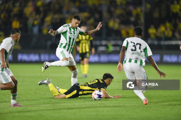Agustín Álvarez Wallace, de Racing, Liga AUF Uruguaya. Estadio Campeón del Siglo.